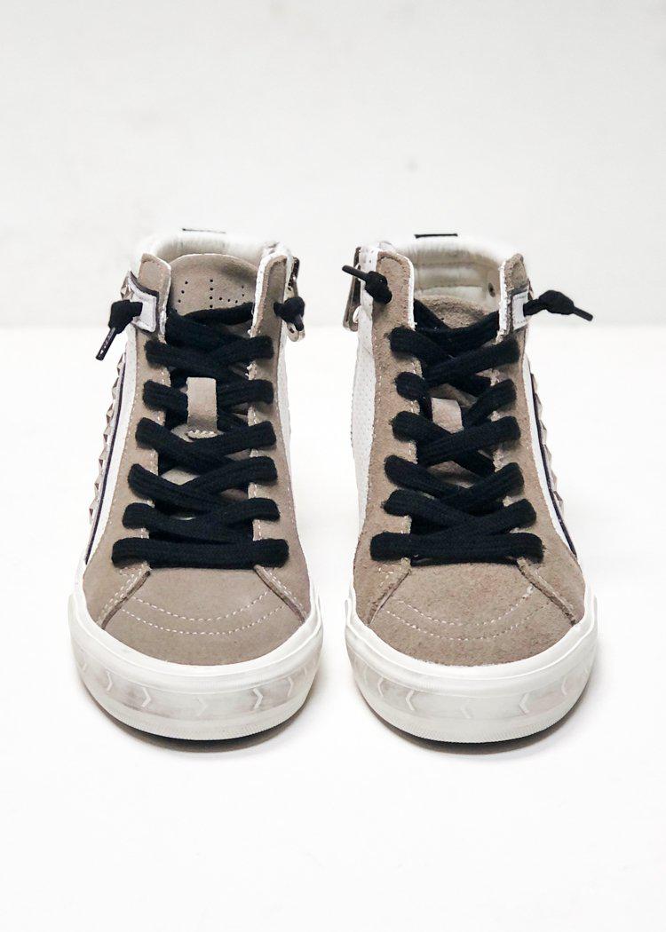 Sneakers – Hand In Pocket