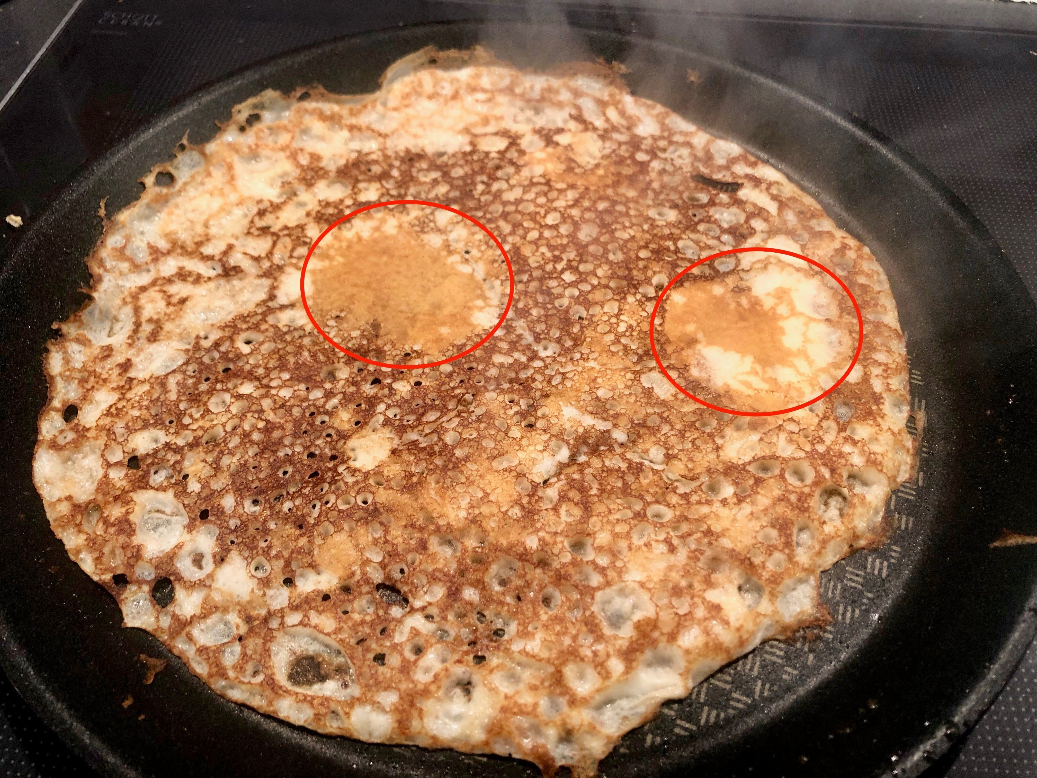 Rätt mängd smör i stekpannan för pannkakor