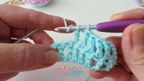 How to crochet a UK Dtr stitch (USA Tr stitch) 