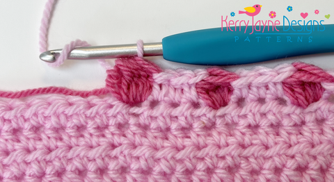 How to make a bobble stitch with a different colour in crochet
