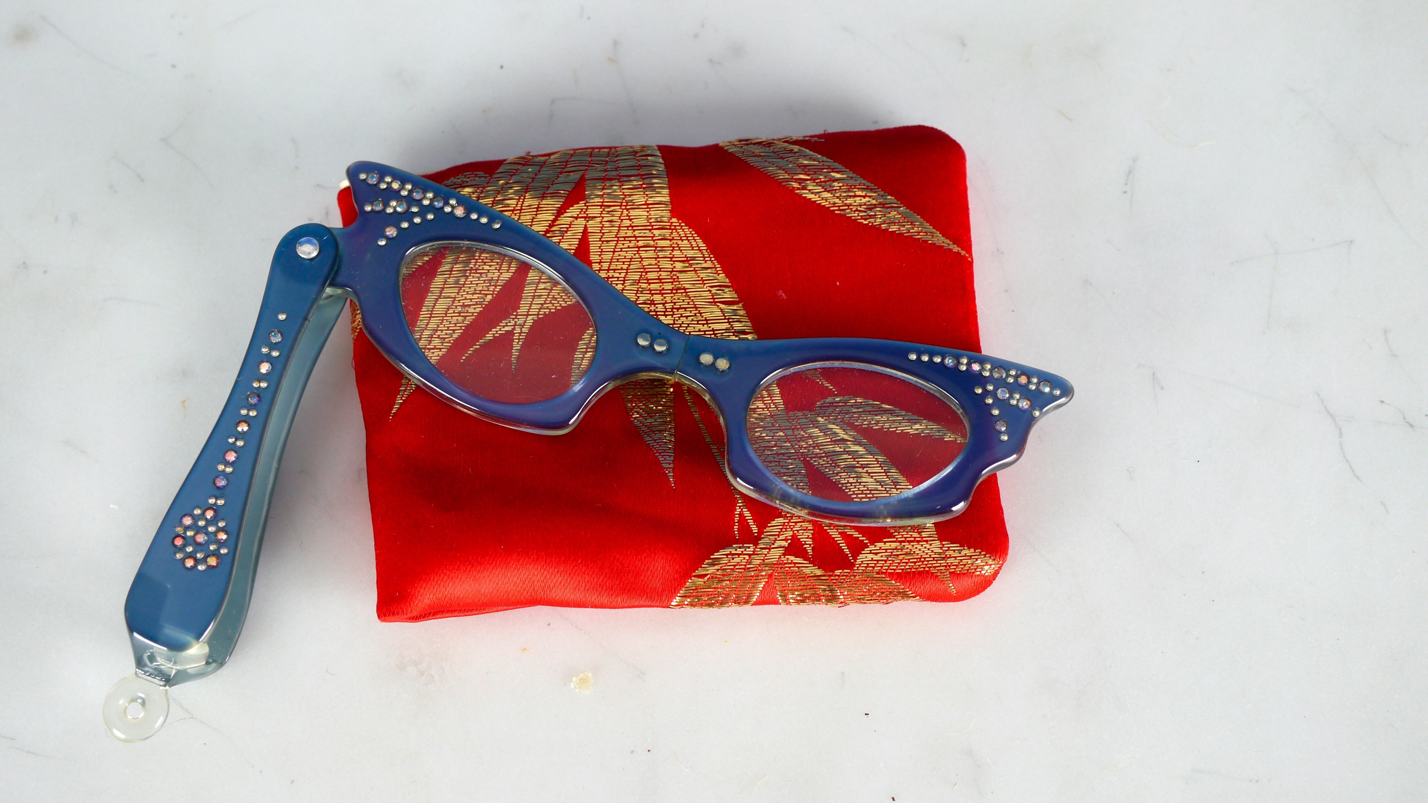 Vintage 1950s Lorgnette Cat Eye Magnifiers Reading Glasses Folding Che Diamond Dust Vintage