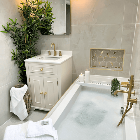 Beautiful bathroom by @champagnehouse_proseccobudget