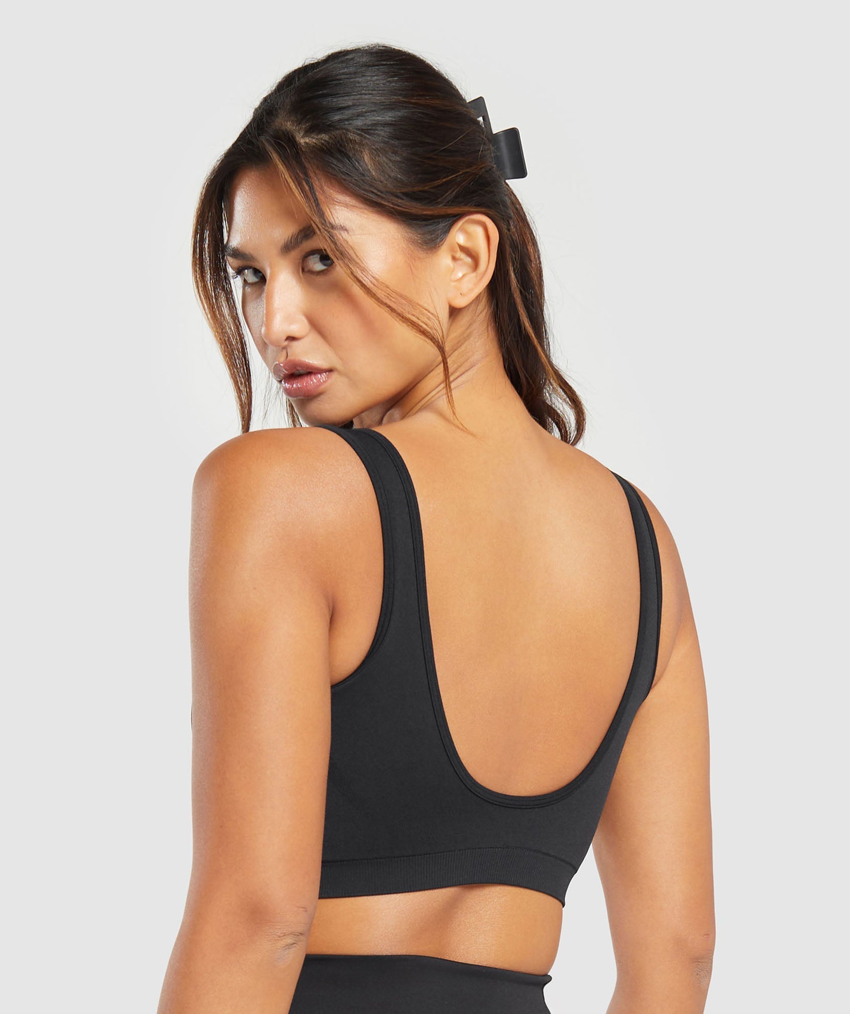 Streamline Seamless Strappy Sports Bra in Jet Black