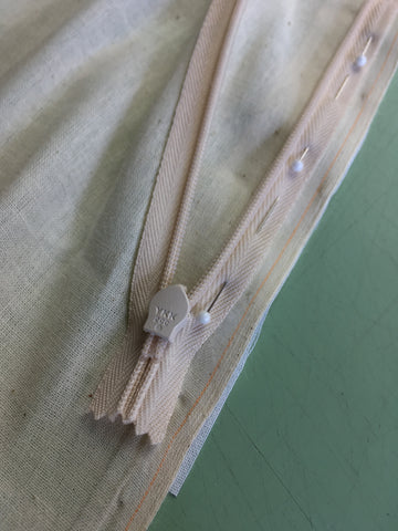 up-close photo of zipper orientation