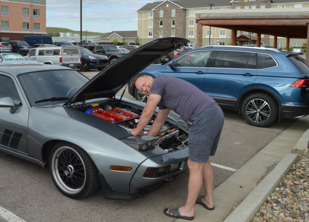 sharks in the badlands 928s event checking out engine
