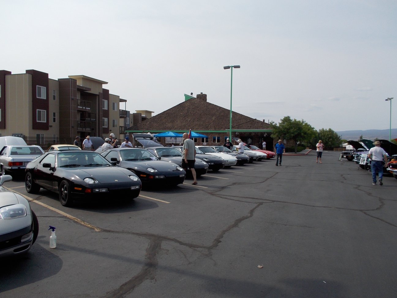 sharks in the badlands 928s event all the parked cars