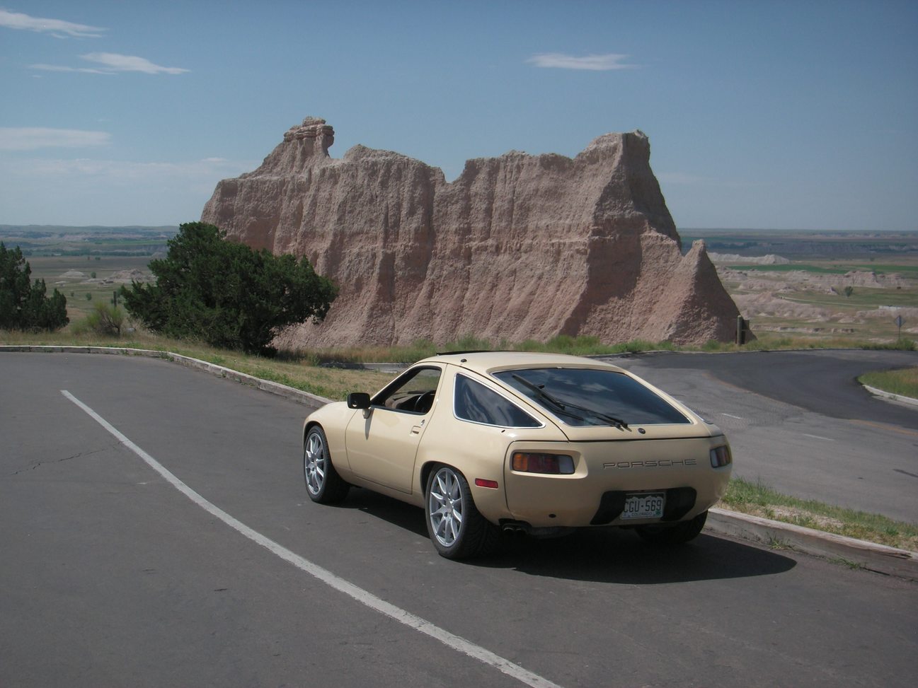 sharks in the badlands 928s event a cream white porsche 928 with landscape in the background 