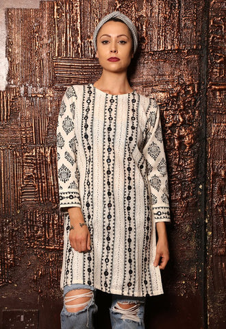 woman-wearing-kurta-pakistani-fashion