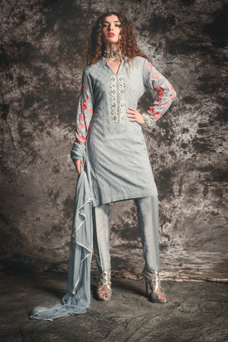 model-wearing-salwar-suit