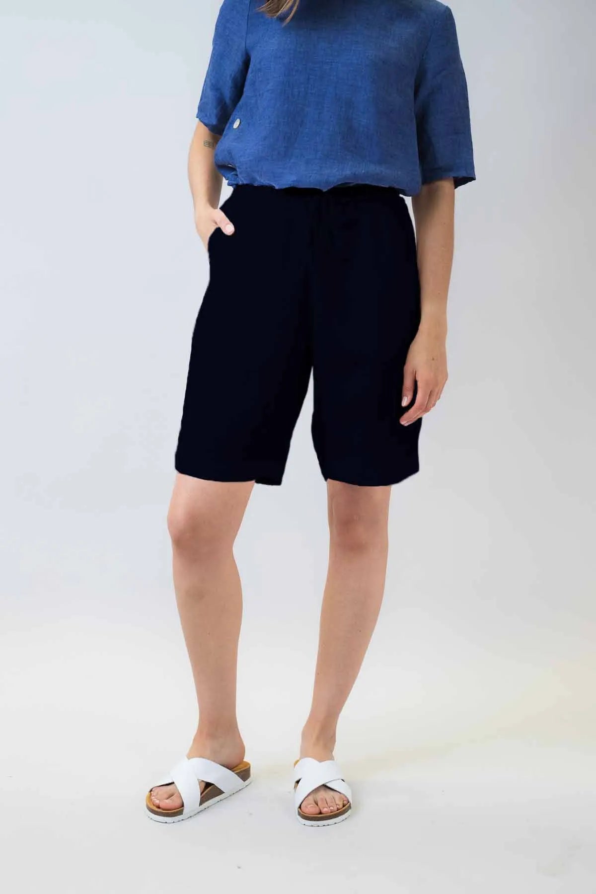 Darcie Linen Shorts in Black