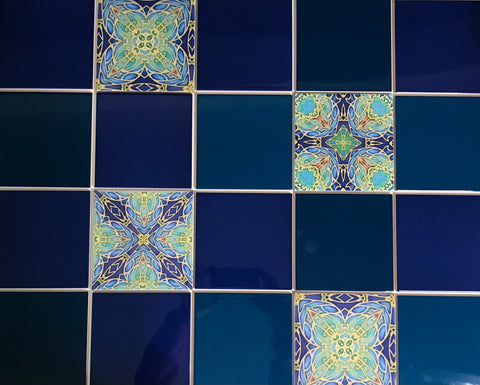 Mixing patterned and plain colour tiles