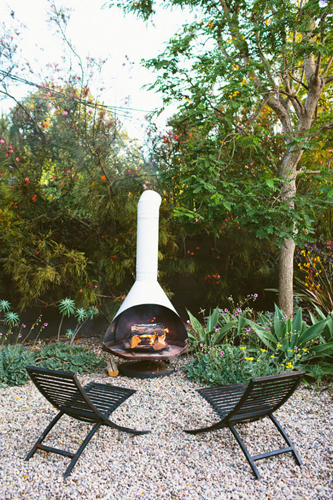 Mid Century Modern Outdoor Fireplace - Image via Designlovefest