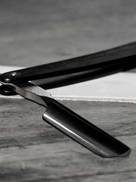 https://cdn.shopify.com/s/files/1/1701/0743/files/How-Can-You-Improve-The-Shave-Quality-Of-Your-Straight-Razor_600x600.jpg?v=1670292333