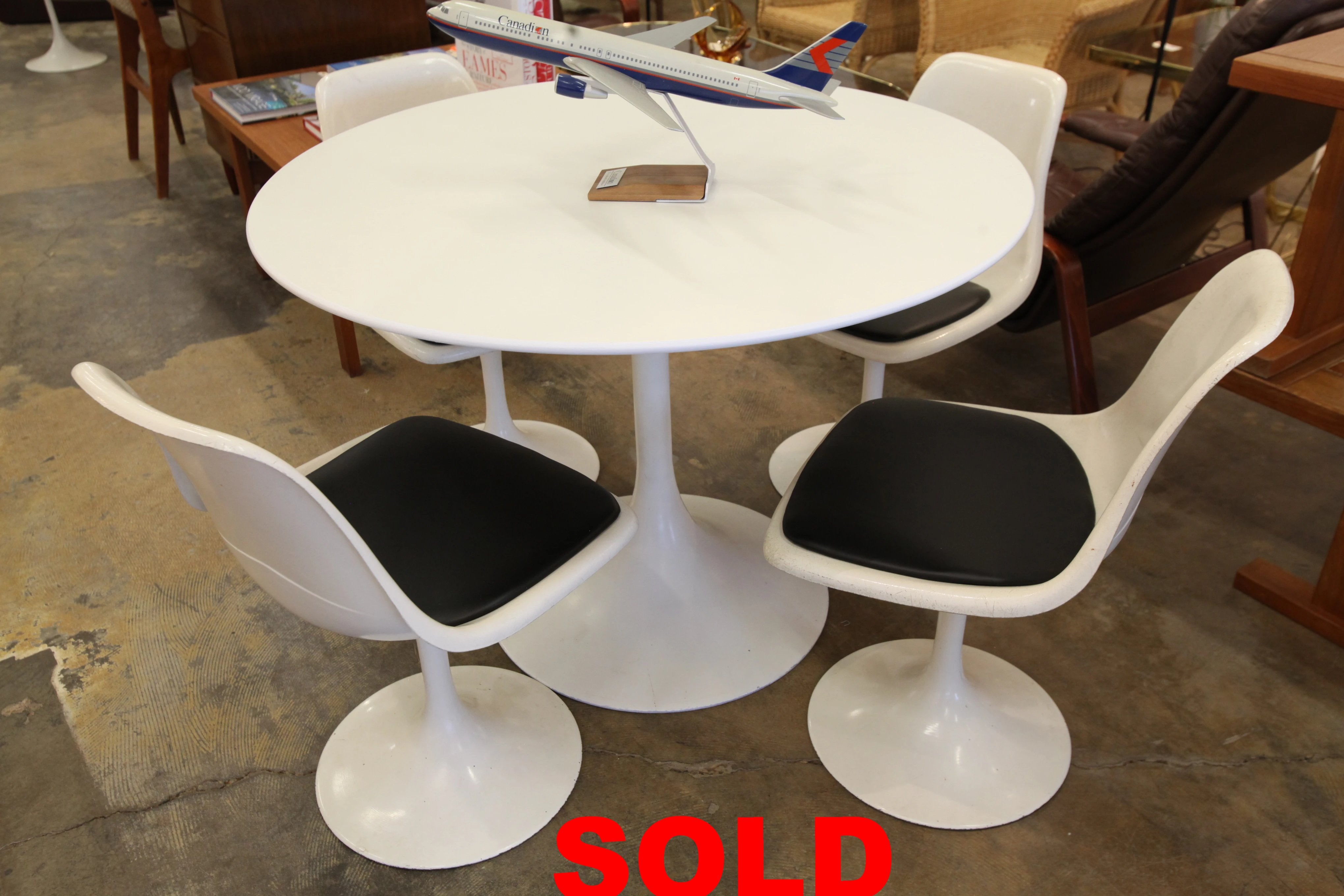 Vintage Saarinen Style Tulip Table & 4 Tulip Chairs (41.5