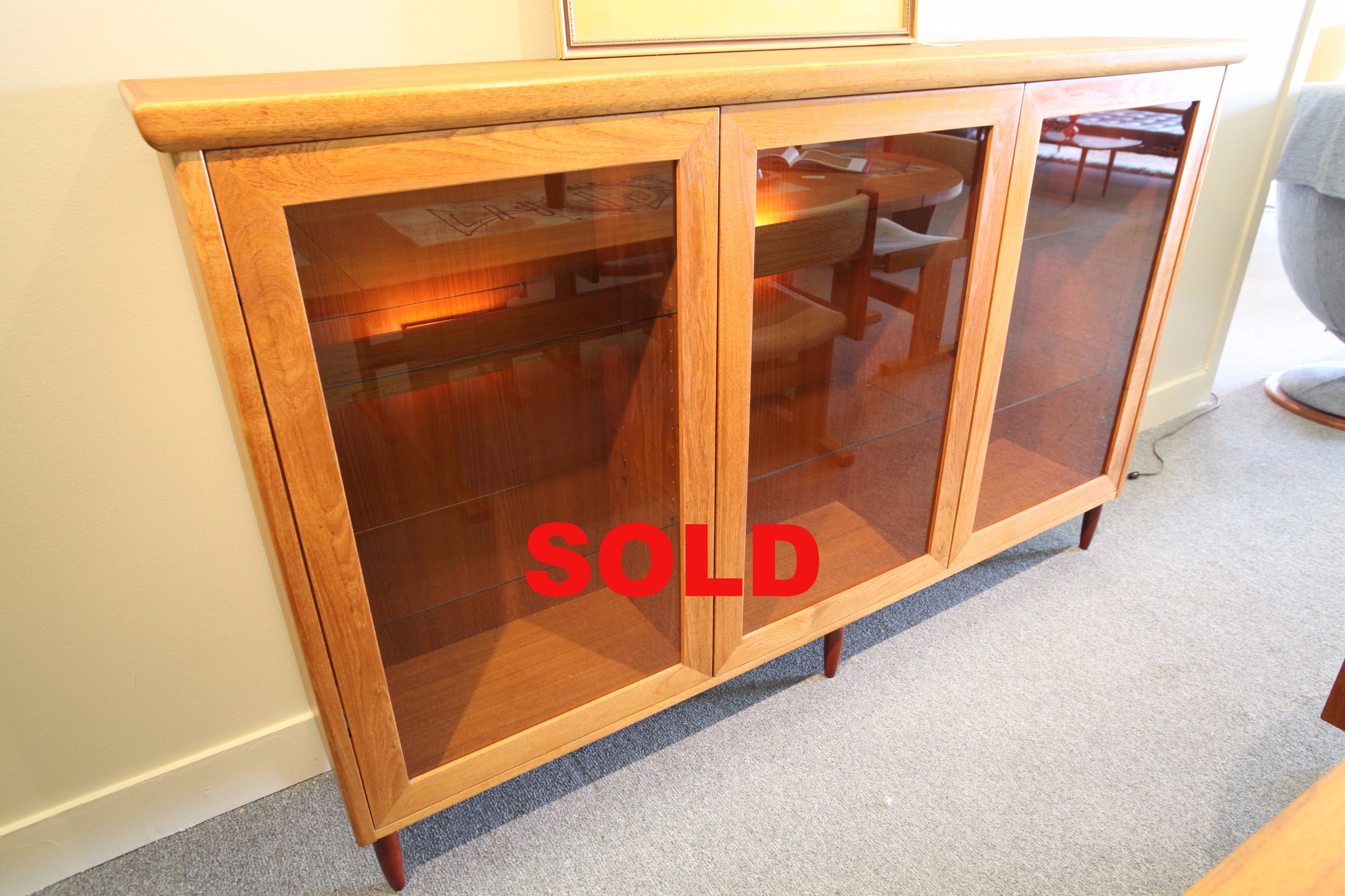 Mid Century Glass Door Hutch W Lights 71 75W X 14D X 45H   IMG 7696.JPG