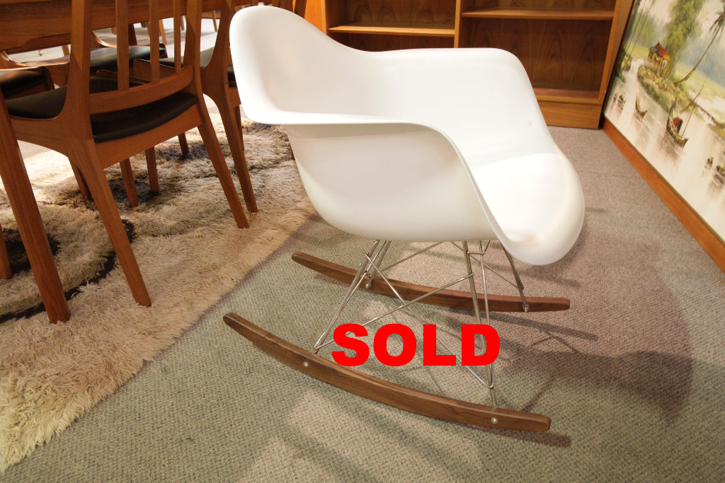 High Quality Replica Eames Fiberglass Rocking Chair Consign