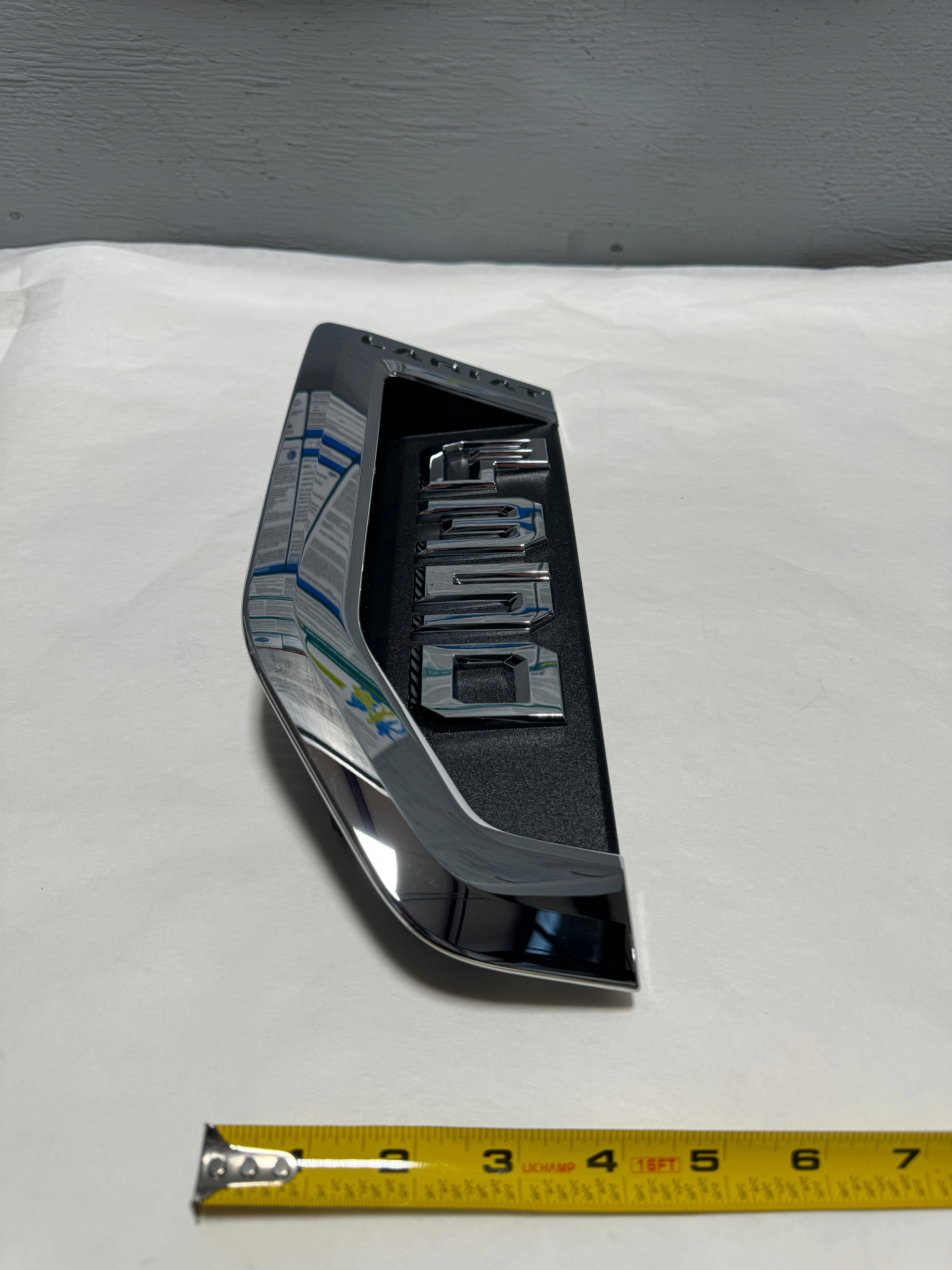 2017 2022 Ford F 350 Driver Side Front Lariat Fender Nameplate Badge Emblem OEM