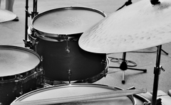 picture of a drum set