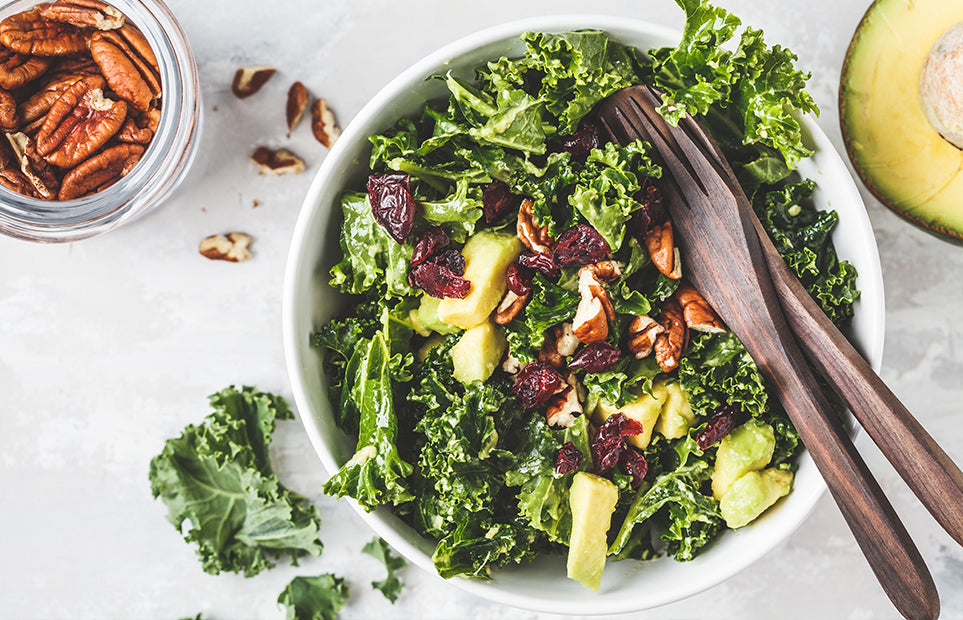 Salat mit Grünkohl, Nüssen und getrockneten Früchten