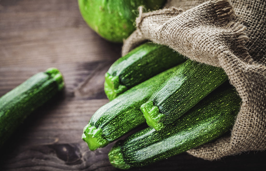 Vegane Pizza mit Zucchini und Brokkoli