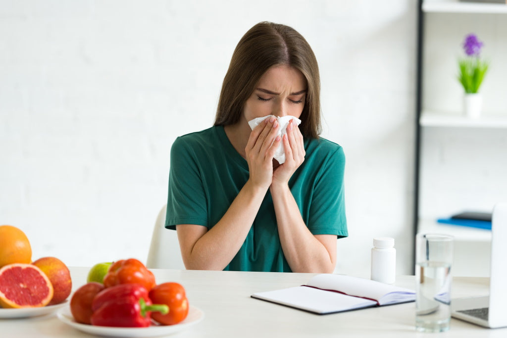 Kreuzallergie: Frau reagiert auf Pollen und Früchte