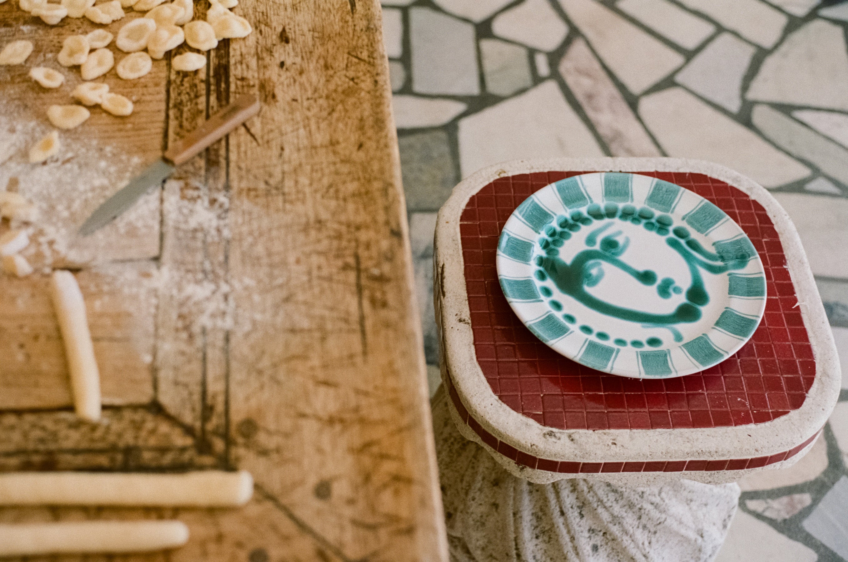 ALEX_AND_TRAHANAS_LA_FAMIGLIA_NICK_TSINDOS_ITALIAN_CERAMICS_PUGLIA_GREEN_WHITE_FACE_DINNER_PLATE_GIFT