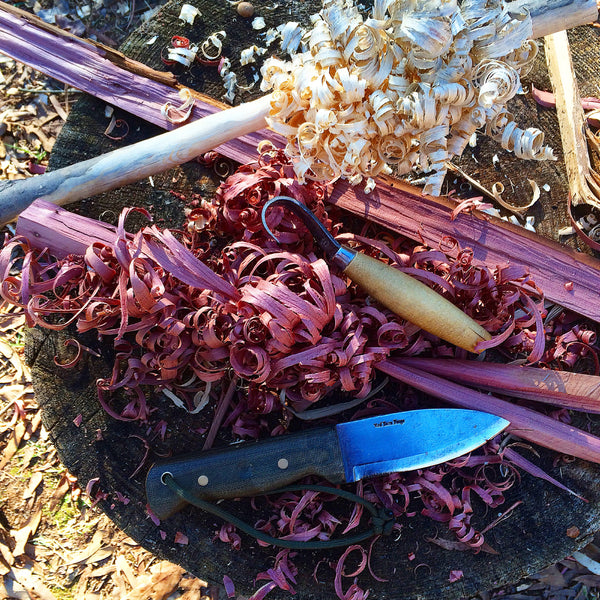 Knife and cedar feathersticks.