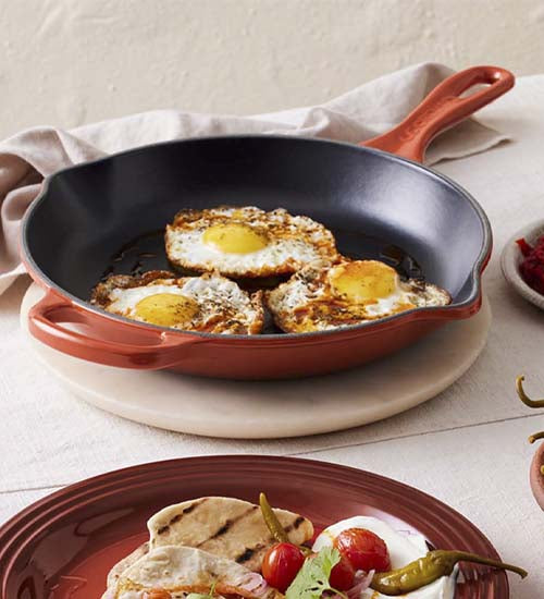 https://cdn.shopify.com/s/files/1/1710/5145/t/51/assets/le-creuset-mediterranean-tacos-with-zaatar-crispy-fried-eggs-recipe-on-page-1689270831766_1000x.jpg?v=1689270832