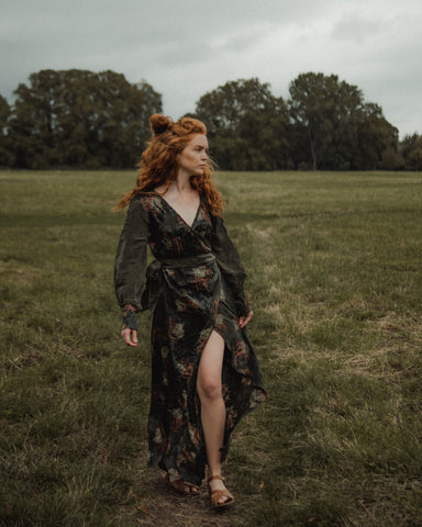 Le modèle aux cheveux roux porte notre ROBE MAXI PORTEFEUILLE EN JACQUARD À COL EN V AVEC FENTE LATÉRALE