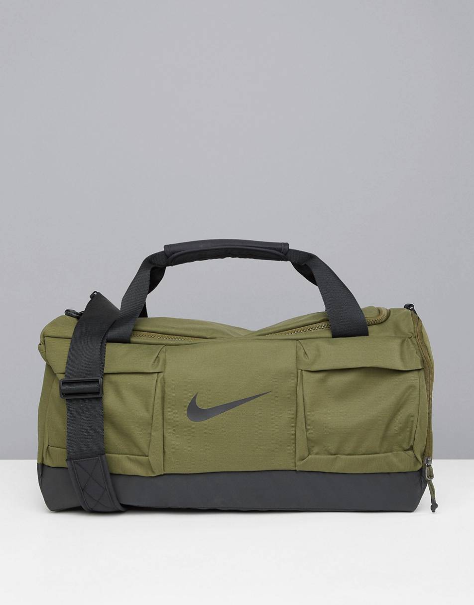 Bag Nike хаки. Nike Brasilia сумка хаки. Сумка Nike мужская хаки спортивная. Спортивная сумка Reebok мужская хаки.