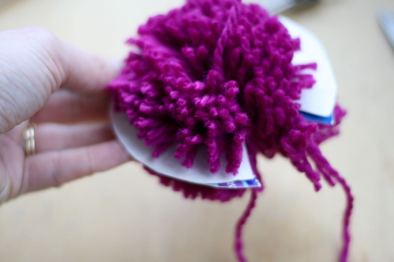 Kontur jern lemmer Learn to Knit: How to Make A Pom-Pom - Stolen Stitches