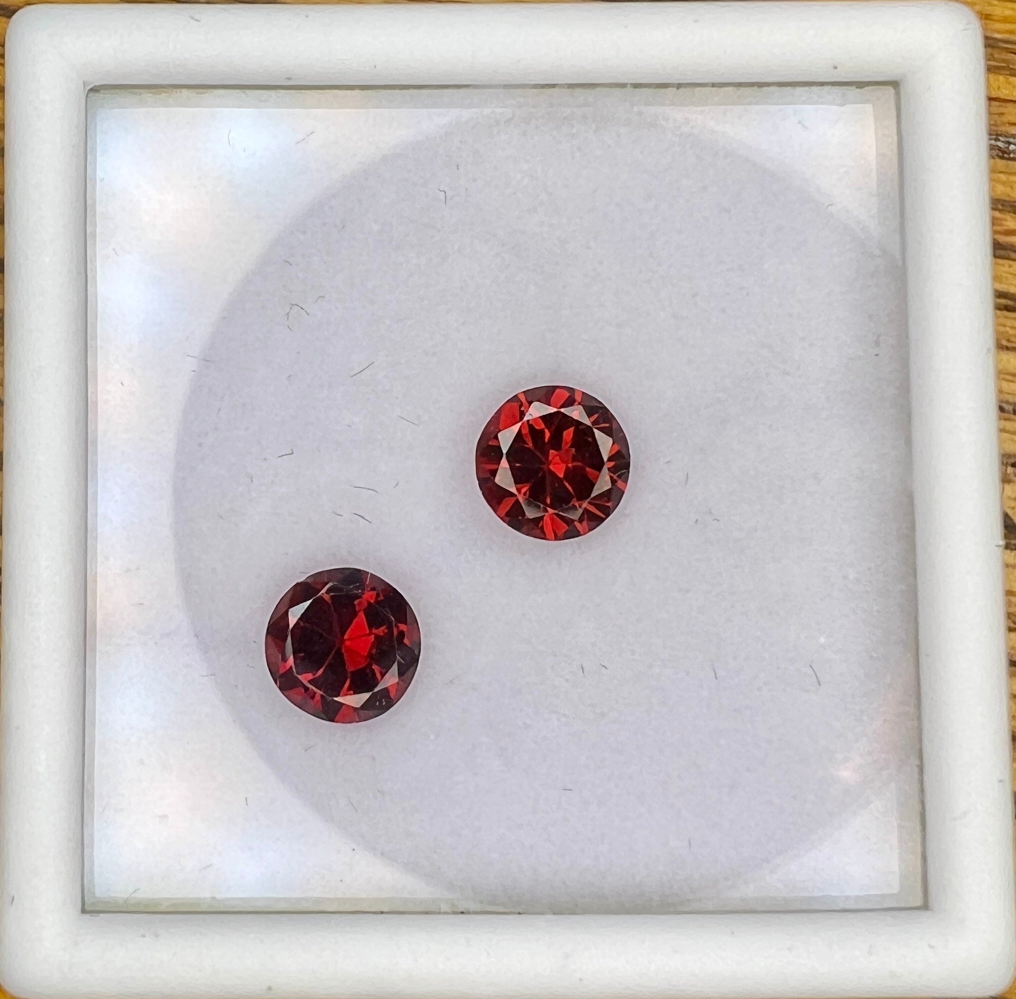Garnet pair 1.60 cts