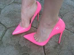 hot pink pump showing toe cleavage