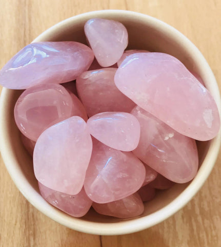 rose quartz in bowl