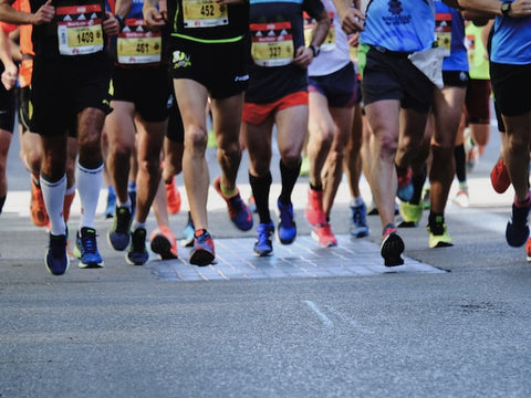 Pack of marathoners running towards the camera