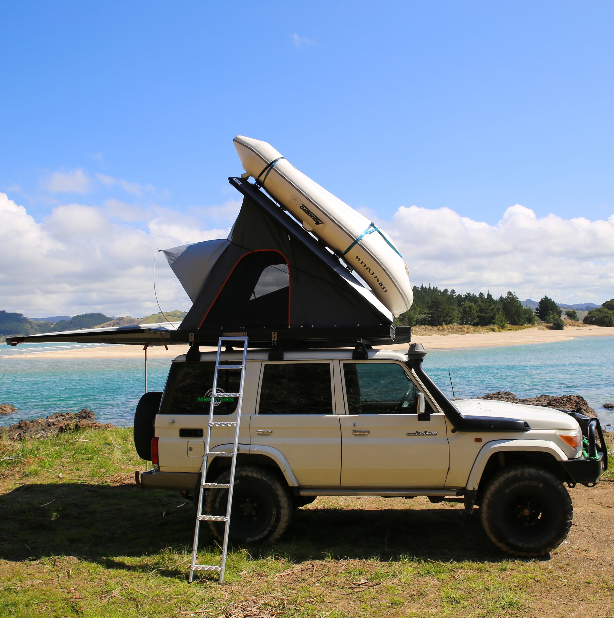 LC76 with Alucab GEN3 roof top tent and boat by Mudstuck