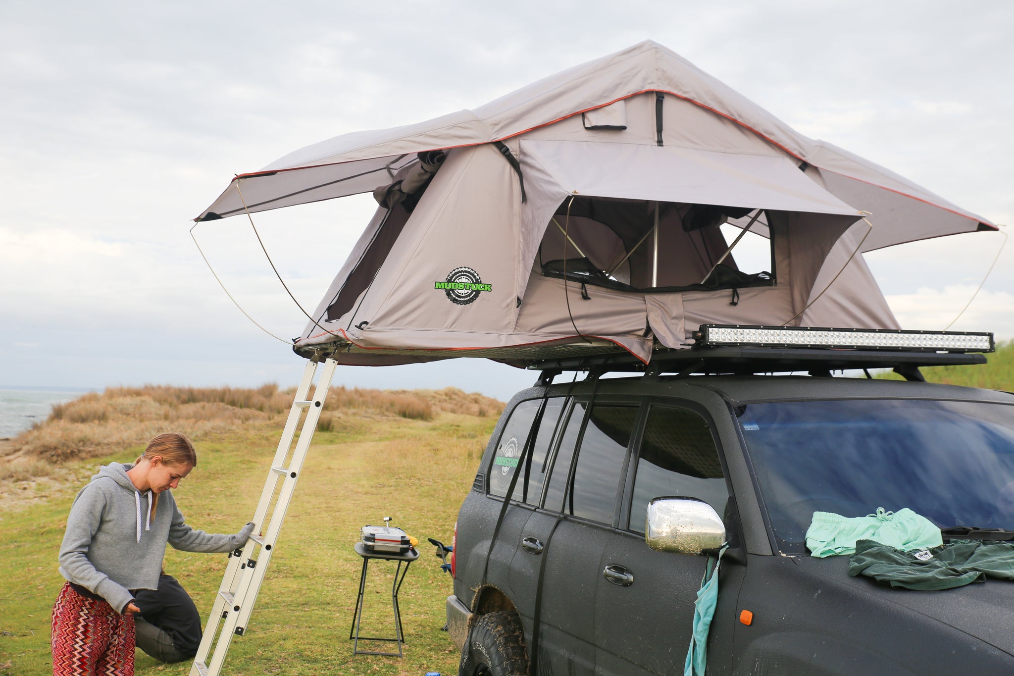 Landcruiser 100 series with Mudstuck Roof Top tent