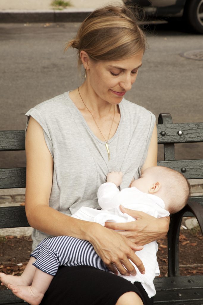 mom-breastfeeding-allette-nursing-clothes