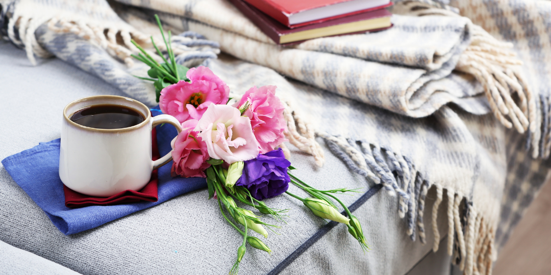 Café confortable et fleurs