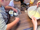 Préparation gâteau anniversaire monstre yaourt choco tête de coucou
