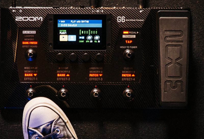 Zoom G6 Multi Effects Processor with Four Play Modes for Electric