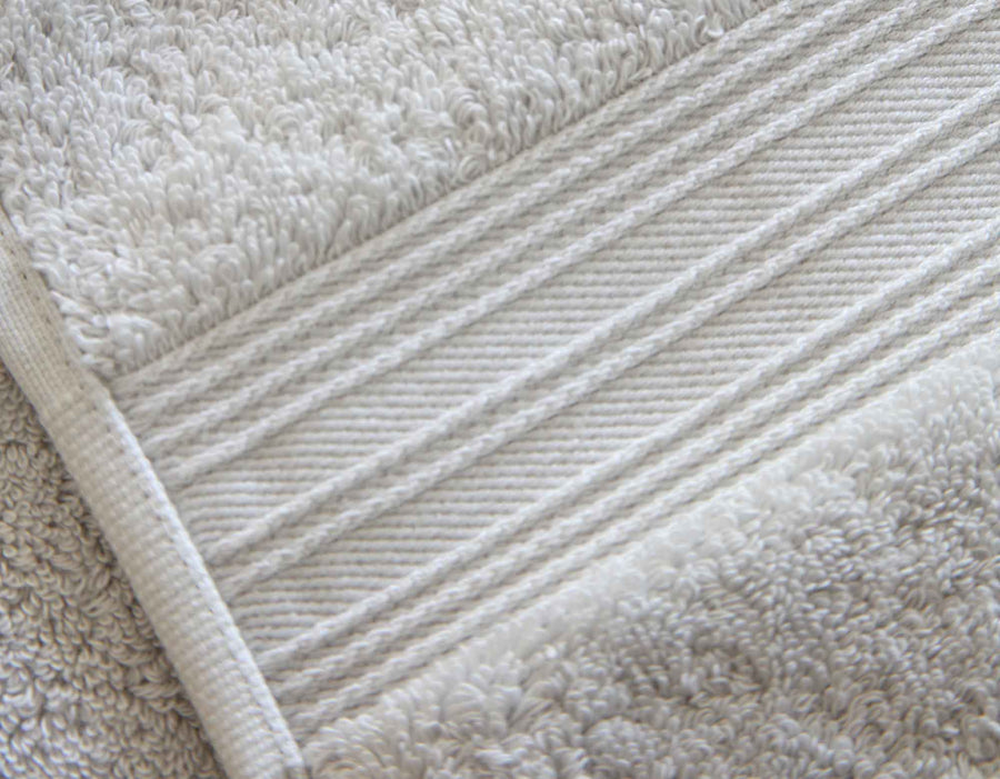 https://cdn.shopify.com/s/files/1/1721/6071/files/bath-towel-pearl-grey-hem-detail-scooms-v1_900x.jpg?v=1688377464