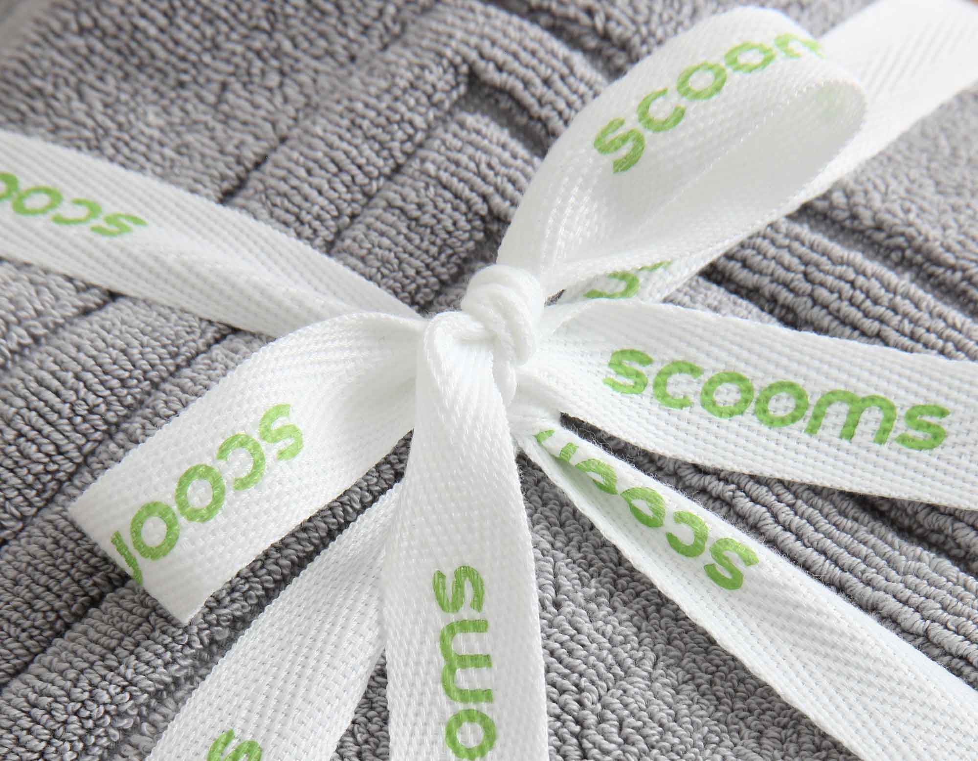 https://cdn.shopify.com/s/files/1/1721/6071/files/silver-grey-bath-mat-ribbon-sccoms.jpg?v=1702388472