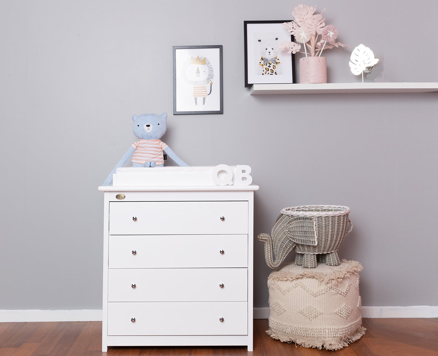 chest of drawers with change table