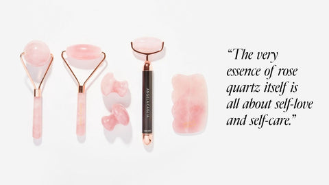 5 件玫瑰石英水晶美容工具和来自 Angela Caglia 的关于自爱的信息。