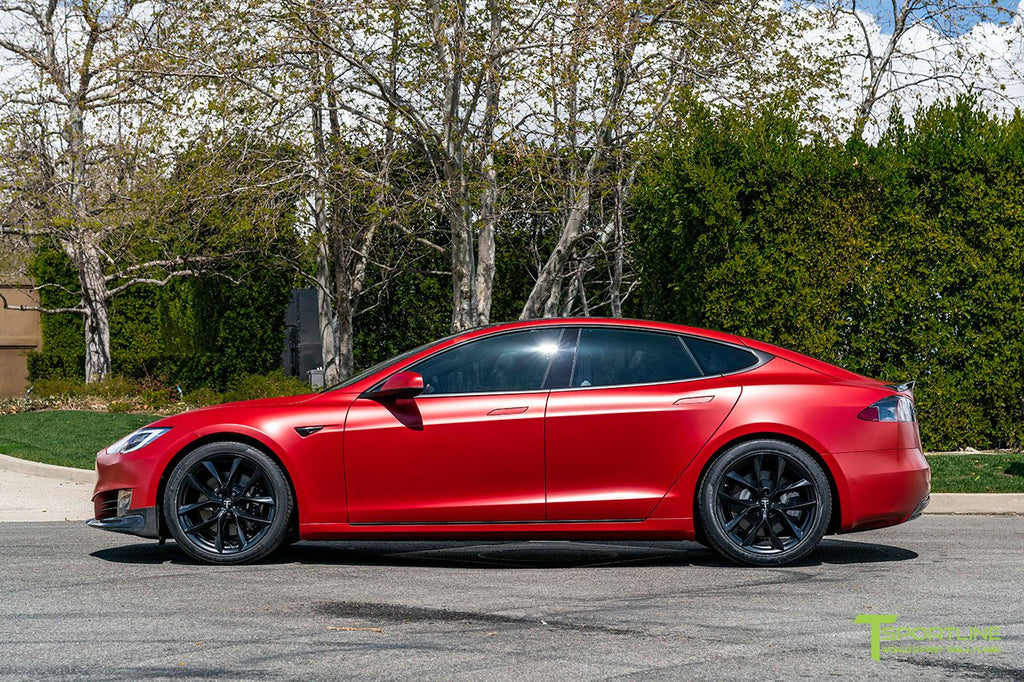 Total covering 3M - Satin Vampire Red sur une Tesla model 3 de Lyon -  ADForme