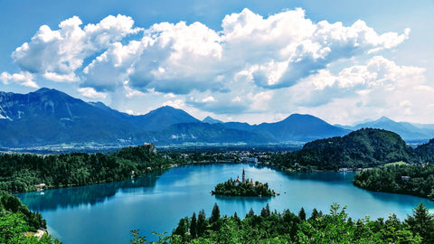 Picture of lake with surrounding mountains