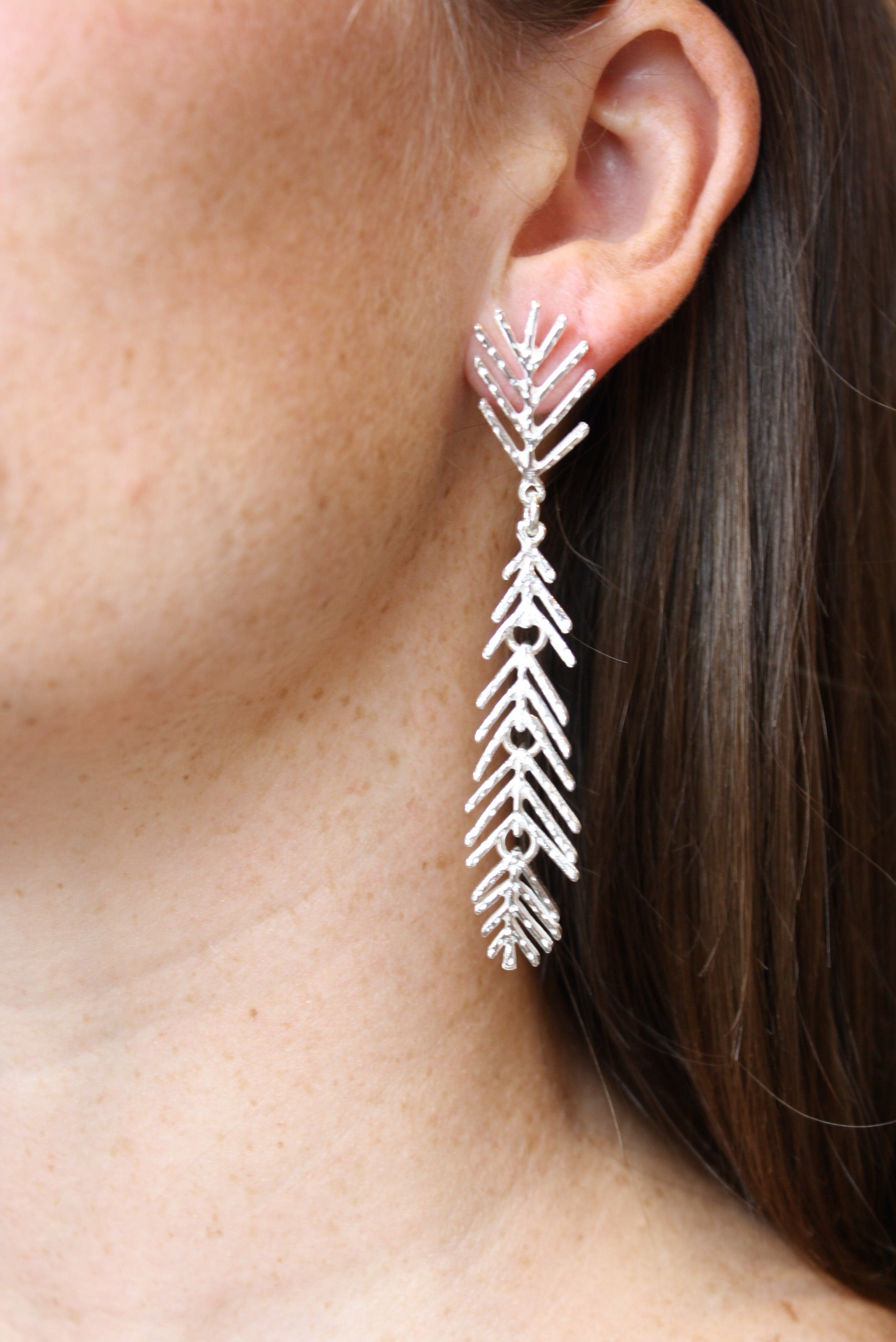 MM M1-2103 14 BRUSHED STICK LEAF EARRINGS