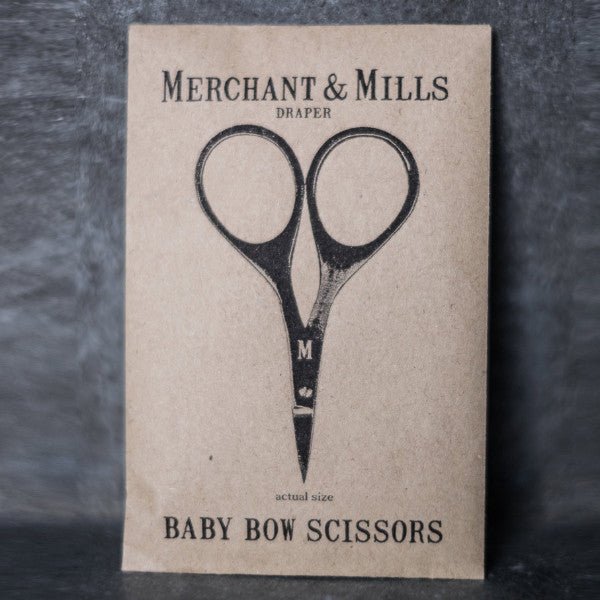 https://cdn.shopify.com/s/files/1/1726/8887/products/merchant-mills-baby-bow-scissors-674452_600x.jpg?v=1687593862