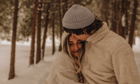 Couple_wearing_a_hat_on_a_date_winter